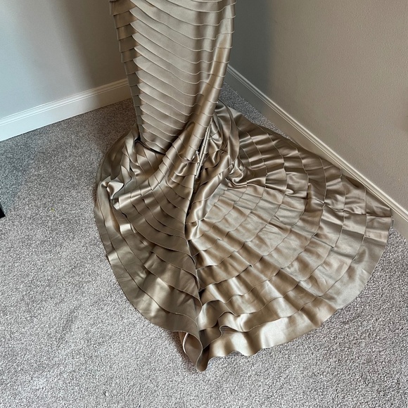 Tadashi Goddess Gown - Picture 6 of 10